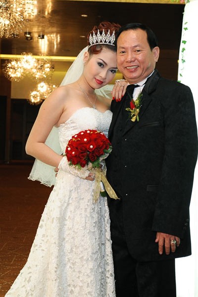 Tổ chức tiệc cưới vào ngày 22/10 vừa qua. Chồng hoa hậu là ông Đoàn Đình Sơn hiện là chủ tịch hội đồng quản trị một công ty ở TP.HCM và là anh trai của bà Đoàn Kim Hồng(Hoa hậu Quý bà). Ông Sơn hơn người đẹp Thu Vân 24 tuổi